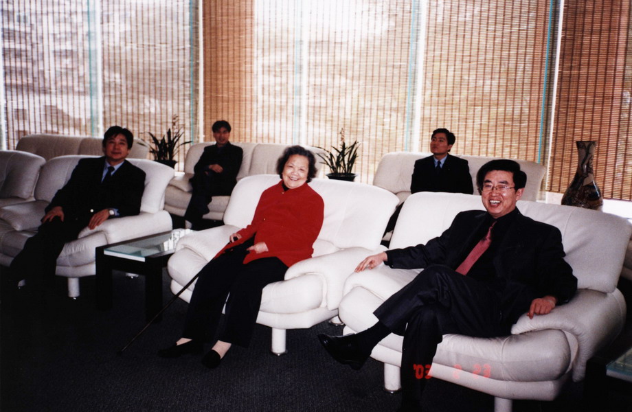 1-3 3、2003年2月22日-23日曾菲女士（右2）陪同郭万清市长（右1）、王佛生副市长（左1）参观赖少其艺术馆合影，在贵宾室商谈合作细节。_调整大小.jpg