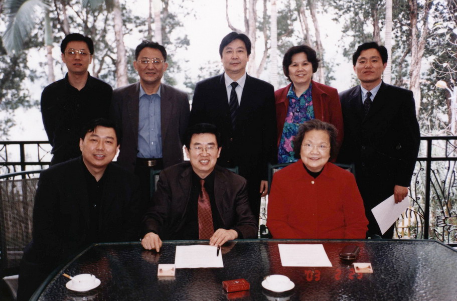 1-7 7、2003年2月23日郭万清市长（前右2）和曾菲女士（前右1）签约合影。王佛生（后右3）、蒋伟（前右1）、赖晓峰（后右2）、于在海（后左2）、扬道米（后右1）、余士伟（后左1）_调整.jpg