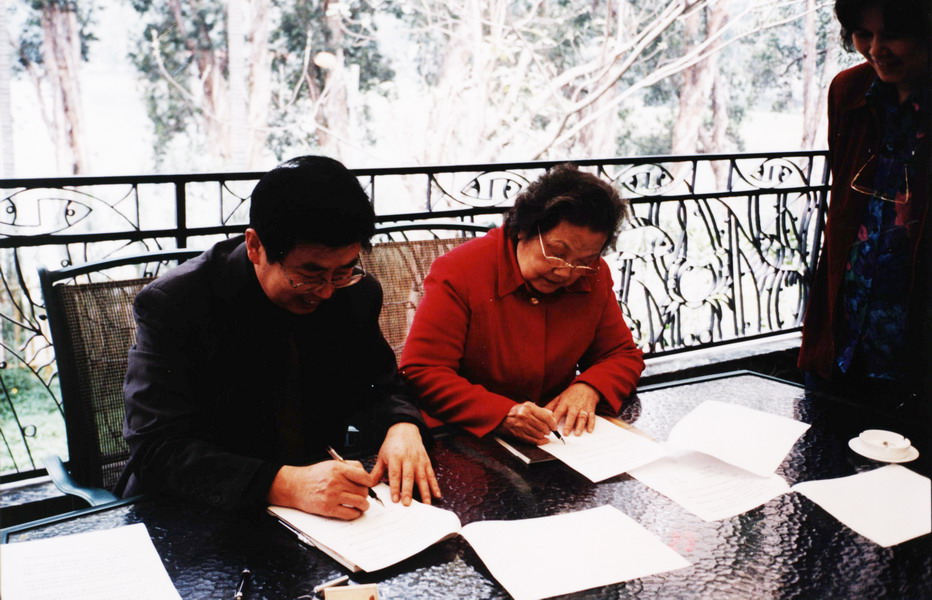 1-6 6、2003年2月23日郭万清市长（左1）和曾菲女士（右1）签订“关于赖少其艺术作品捐赠及艺术馆建设协议书_调整大小.jpg