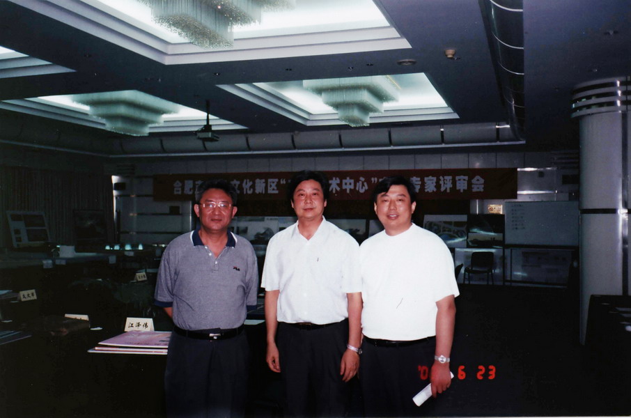 2-2 8、2003年6月23日于在海（左1）应邀赴合肥与王佛生副市长（左2）、蒋伟先生（右1）观看政务文化区《艺术中心》内”赖少其艺术馆“设计图_调整大小.jpg