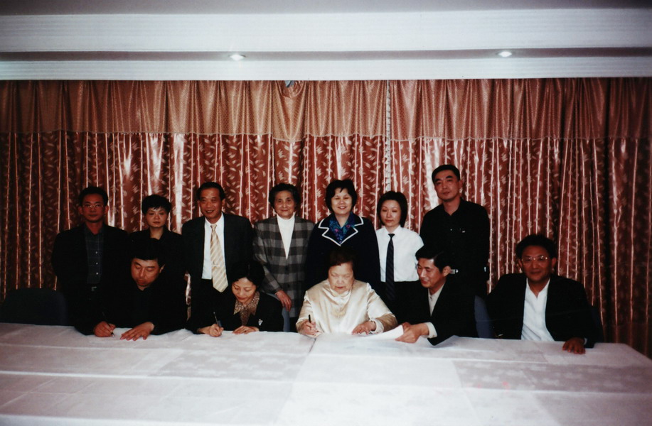 3-1、2003年11月7日市政府张雪平副市长（前左2）与曾菲女士（前右3）在上海田林宾馆签订“协议书”，_调整大小.JPG