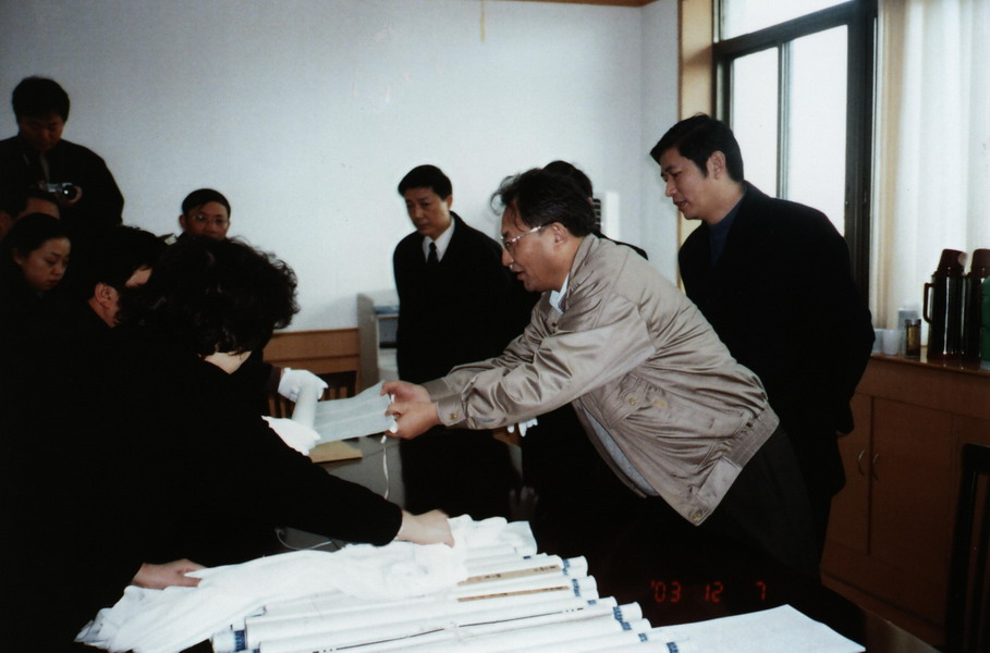 5-2 2、赖晓峰（左1）、于在海（右2）办理移交现场，华艾副部长（右1）市档案局李广宏局长（右3）_调整大小.jpg