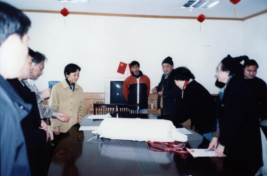 5-1 1、2003年12月7日赖晓峰（右2）、于在海（左2）赴合肥，向张雪平副市长（左4）移交捐赠作品。_调整大小.jpg