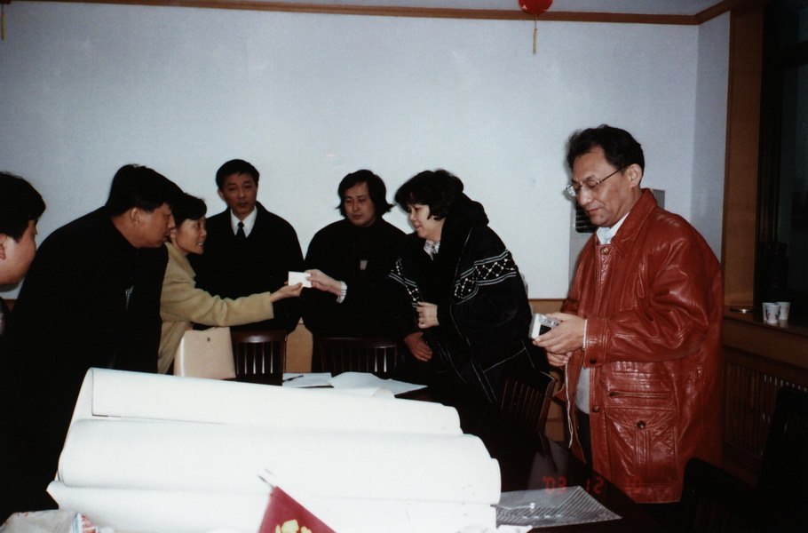 5-5 5、2003年12月10日赖晓峰（右2）和于在海（右1）取回上海严银龙先生修裱的10件作品，向张雪平副市长（左3）移交。_调整大小.JPG