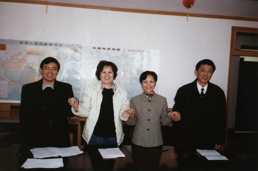 5-4 4、2003年12月7日签字结束后四方握手_调整大小.JPG