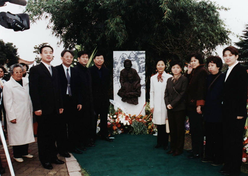 4-11 12、2003年11月8日张雪平副市长（右5）、华艾副部长（左4）与赖晓峰（右3）、赖小虹（右2）、于在海（左3）、于迅（右1）、郑永新（左2）、及蒋伟先生（左5）、黄传霞（右4）在.jpg