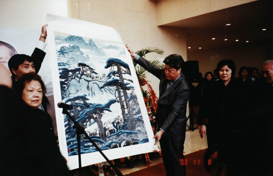 4-8 9、2003年11月8日曾菲女士（左1）向上海福寿文化陵园捐赠赖少其版画“陈毅吟诗”_调整大小.jpg